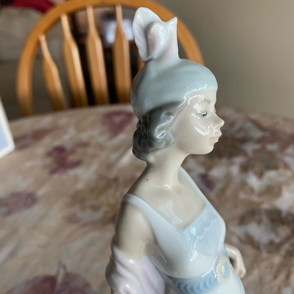 RETIRED 1998 ‘TALK OF THE TOWN LLADRO’ PORCELAIN FIGURINE-Item#01005788 - Picture 7 of 14
